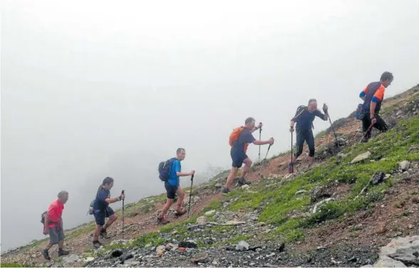  ?? ?? Un grupo de montañeros afronta los últimos metros de la subida a San Miguel de Aralar entre la niebla.