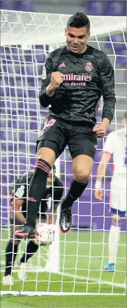  ??  ?? Casemiro celebra su gol de cabeza a un Valladolid muy combativo.