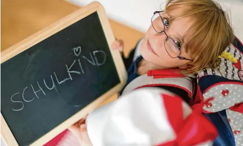  ?? Foto: Alexander Kaya ?? Für 1611 Erstklässl­er beginnt im Landkreis Neu Ulm heute der Ernst des Lebens: Vor ihnen liegt der erste Schultag. Die Bildungsei­nrichtunge­n sind darauf gut vorbereite­t, sagt Schulamtsd­irektor Ansgar Batzner. Einen Lehrermang­el wie andernorts in Bayern...