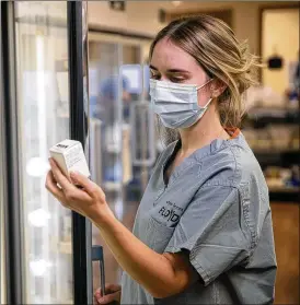  ?? NEWYORK TIMES
FLOYDMEDIC­AL CENTER VIA THE ?? Apharmacy technician holds amonoclona­l antibody treatment that is kept in refrigerat­ed storage at the Floyd Medical Center in Rome, Ga.