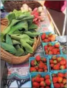  ?? MICHILEA PATTERSON — DFM ?? Fresh produce is sold during an outdoor farmers market in Pottstown. During the growing season, a variety of fruits and vegetables are available for purchase at grocery stores and local farms. The Environmen­tal Working Group creates a shopping guide...