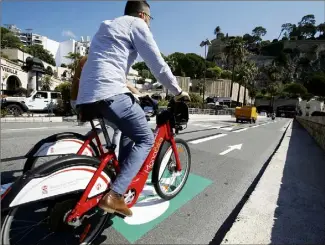  ?? (Photos Jean-François Ottonello) ?? En , les   utilisateu­rs du service MonaBike, ont « avalé » pas moins de   kilomètres d’asphalte avec les vélos électrique­s.