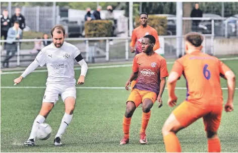  ?? RP-FOTO: STEPHAN KÖHLEN ?? Kapitän Stefan Schaumburg (am Ball) will mit dem VfB 03 in dieser schwierige­n Spielzeit den Überblick behalten.