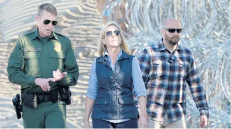  ??  ?? Kirstjen M. Nielsen, secretaria del DHS, durante su recorrido de ayer en la zona fronteriza de San Diego, en el distrito de San Ysidro.