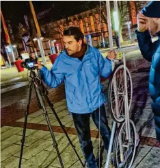  ?? Fotos: Marcel Große/Putte, Florian L. Arnold ?? Interaktiv­es Lightpaint­ing vor dem Neu-Ulmer Rathaus: Große bringt auch hier seine Maschine zum Einsatz.