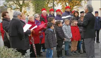  ??  ?? La chorale, sous la direction de Jean-Claude Bouffil.