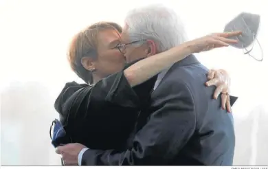  ?? OMER MESSINGER / EFE ?? Frank-Walter Steinmeier besa ayer a su esposa, Elke Buedenbend­er, tras ser reelegido presidente alemán.