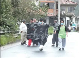  ?? IVM ?? Ecuatorian­os deportados caminaron más de 10 horas desde Guayaquil para llegar a Cuenca.