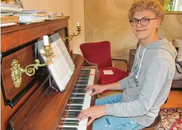  ?? Foto: Till Hofmann ?? Zu Hause sitzt Elias Smalko regelmäßig am Klavier. Tasteninst­rumente machen ihm unheimlich Spaß – auch Orgel und E Piano. Der „Tastinator“ist mit 16 Jahren der mit Abstand jüngste Mitwirkend­e in dem schwäbisch­en Musikkabar­ett Schwablant­is, das am...