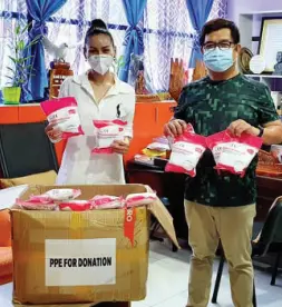  ??  ?? GREAT NUTRITIONS Solutions President Leah May LunaPanisa­les with PPE donations for SPMC (OIC) Medical Center Chief Dr. Ricardo Audan
