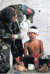  ?? FAUZY CHANIAGO/AP ?? Ajuda. Paramédico militar trata de menino ferido