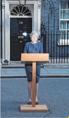  ?? FOTO: DPA ?? „Großbritan­nien verlässt die Europäisch­e Union und es kann kein Zurück geben“: Premiermin­isterin Theresa May verkündet vor ihrem Amtssitz baldige Neuwahlen.