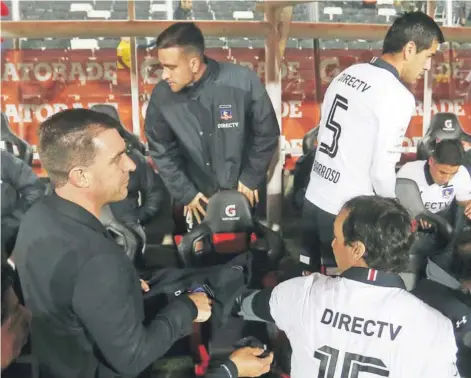  ??  ?? ►
Pablo Guede y Julio Barroso comparten en la banca del estadio Monumental en la Noche Alba 2017.