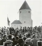  ?? Foto: Ortsteilar­chiv St. Afra ?? Die Kirchenwei­he am 2. Mai 1954 wurde mit einem großen Fest begangen. Alle der damals 1200 Siedler schienen mitzufeier­n.