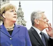  ?? AP-BILD: MEYER ?? Besorgte Blicke: Angela Merkel und Joachim Gauck vor der Dresdner Frauenkirc­he
