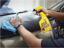  ??  ?? PROTEKSI: STP Son Of A Gun Protectant sangat ideal digunakan untuk melindungi permukaan interior berbahan vinyl, karet, plastik, dan kulit.