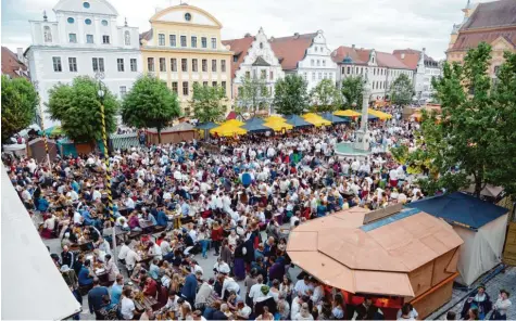  ?? Foto: Xaver Habermeier (Archiv) ?? Wo genügend Platz und Fluchtmögl­ichkeiten vorhanden sind, wie hier auf dem Karlsplatz, gibt es keine Probleme. Kritisch wird es dort, wo der Raum eng wird und im Ernstfall nicht genügend Fluchtwege zur Verfügung stehen.