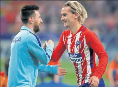  ??  ?? UN ENCUENTRO POSIBLE. Griezmann saluda a Messi antes de un Atlético-Barça.