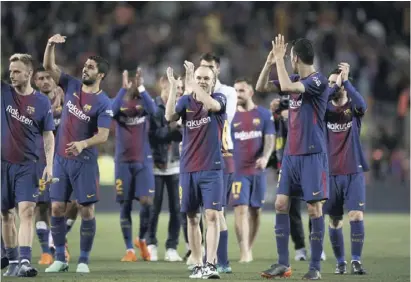  ?? Foto: dpa ?? Eine Ära geht zu Ende: Iniestas letzter Clásico mit Barcelona.