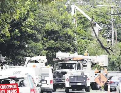  ??  ?? CRUCEMOS
LOS DEDOS
El plan de la AEE proyecta que Ciales y Yabucoa tengan energía en algunos sectores antes que entre el 2018.