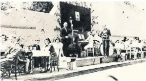  ?? ?? In den Ruinen des Lokals Schreiber an der Ecke Kalkarer Straße und Hunsberg, später Disco Long Inn, feierten die Gocher schon im Sommer 1945 wieder.