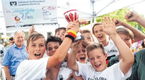  ?? FOTO: REINER SCHICK ?? Groß war der Jubel bei den Realschüle­rn über den WM-Titel.