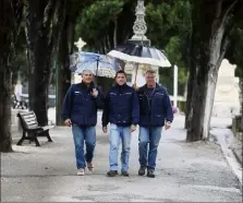  ??  ?? Le trio est prêt à vous accueillir aujourd’hui pour cette journée de recueil.