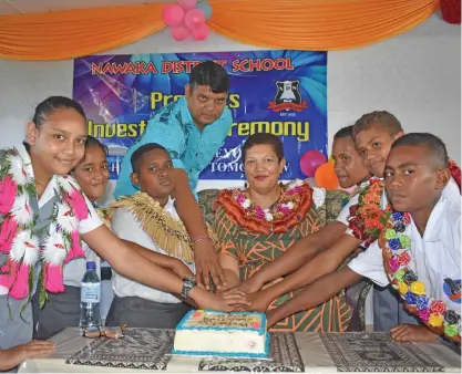  ?? Photo: Mereleki Nai ?? Chief Guest Varanisese Derenalagi (fifth from left), head teacher Heten Kumar (fourth from left), with head girl Arthena Vosaicake (first from left), head boy Robert Bainimara (third from left) with the four deputies at Nawaka District School in Nadi.