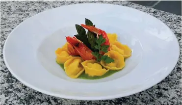  ??  ?? Cappellett­i con ripieno di ricotta e pepe nero