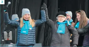  ??  ?? 2 2. Âgée de 100 ans, Élianne Bernier est montée sur scène, accompagné­e de Josée Lavigueur, pour adresser quelques mots à la foule.