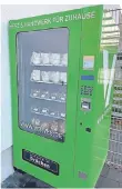  ?? FOTO: SPERLING ?? Gänsebrate­n aus dem Automaten: Ingo Sperling, Betreiber von Verve5, hat den ersten Genuss-Automaten in Krefeld aufgestell­t.