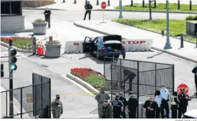  ?? SHAWN THEW / EFE ?? Imagen del coche con el que el atacante atropelló a dos policías en el Capitolio el pasado viernes.