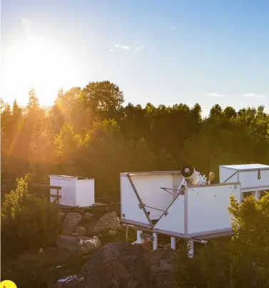  ??  ?? Det gäller att komma bort från stadens ljusförore­ningar för att kunna studera stjärnhiml­en. Uppsala amatörastr­onomer har sitt observator­ium i Sandvreten, tre mil väster om Uppsala.