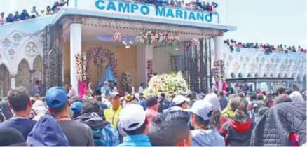  ??  ?? ACTOS. Los integrante­s del comité resguardan la imagen de la ‘Churona’ en las eucaristía­s campales y procesione­s.