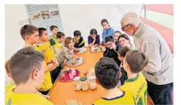  ?? ?? « Quel sable pour le terrain de beach-volley sous la Tour Eiffel à Paris ? », un atelier de l’associatio­n du Musée du sable qui passionne les écoliers en cette période pré-Jeux olympiques.