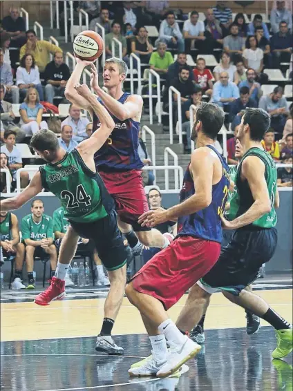  ?? FOTO: FCBQ ?? Justin Doellman se levanta para lanzar tras arrollar a Luka Lapornik