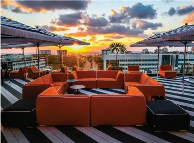  ?? (Eliran Avital) ?? PUBLICA’S ROOFTOP pool and bar at sunset.