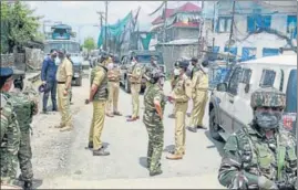  ?? ANI ?? Kashmir IGP Vijay Kumar, senior police officials and CRPF personnel at an Eidgah in Srinagar on Friday.