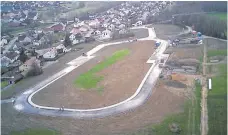  ?? FOTO: MARTIN BAUCH ?? Von oben betrachtet sieht das neue Baugebiet „Pfahl“in Dalkingen wie eine kleine Rennrundst­recke aus.