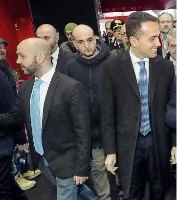  ??  ?? Tour Luigi Di Maio del Movimento 5 Stelle al Cosmoprof insieme al presidente di BolognaFie­re Gianpiero Calzolari