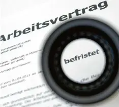  ?? Foto: dpa ?? Wer neu bei einem Unternehme­n anfängt, bekommt häufig einen befristete­n Arbeits vertrag. Und das ist auch erlaubt.