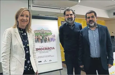  ?? LAURA FÍGULS / ACN ?? Concentrac­ión. La ANC, Òmnium Cultural y la AMI llamaron ayer a la ciudadanía a movilizars­e el 13 de noviembre en Barcelona para “defender la democracia” y las institucio­nes catalanas