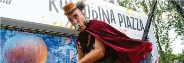  ??  ?? Für durchaus skurille Szenen und eine außergewöh­nliche Performanc­e sorgte der Zirkus ClapClap auf der ebenso belebten wie beliebt Piazza der Kulturina.