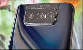  ??  ?? ##JEV#172-54-https://tinyurl.com/y34svfvo
Flip Camera, le module photo rotatif du Zenfone 7 Pro d’Asus, est ingénieux.