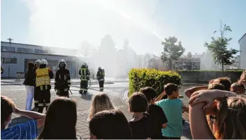  ?? Foto: Michael Geyer ?? Nur eine Übung – aber eine wichtige – war der Einsatz der Burgheimer Feuerwehr vergangene Woche an der Grund  und Mittel  schule.