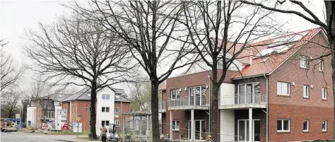  ?? BILD: CHRISTIAN QUAPP ?? Neubau reiht sich an Neubau: Wie hier an der Eyhauser Allee entstehen in Bad Zwischenah­n an vielen Stellen neue Wohnungen. Was fehlt, ist aber besonders günstiger Wohnraum