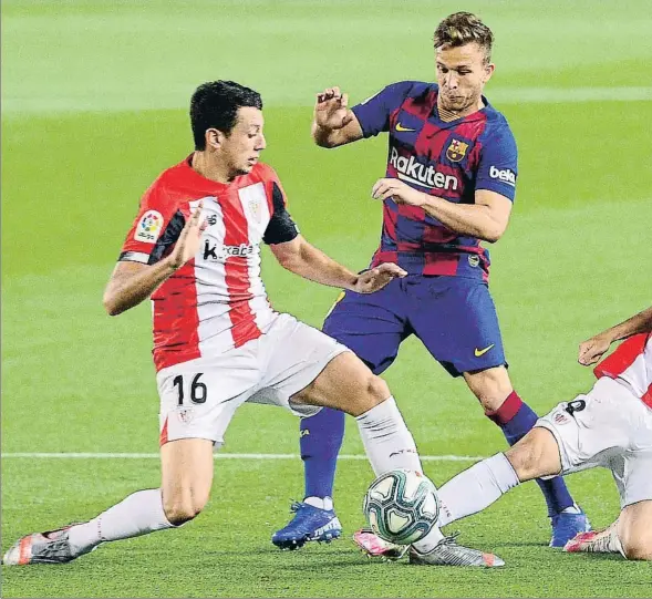  ??  ?? Arthur, entre dos jugadores del Athletic, fue titular el pasado martes en el Camp Nou