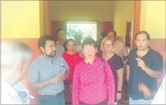  ??  ?? Los médicos taiwaneses y paraguayos recorriero­n el precario hospital de Villa del Rosario.