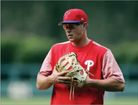  ?? MATT SLOCUM — THE ASSOCIATED PRESS ?? Phillies’ new left fielder Rhys Hoskins warms up before making his Major League debut Thursday night against the Mets and tough starter Jacob deGrom.