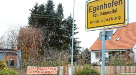  ?? Foto: Heike Schreiber ?? Die Bewohner Egenhofens kämpfen seit Längerem gegen den von der Gemeinde Kammeltal geplanten Straßenaus­bau. Mit Plakaten machen sie ihrem Unmut Luft. Heute Abend wird das Thema in der letzten Gemeindera­tssitzung des Jahres erneut diskutiert.